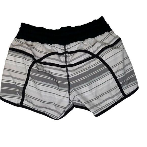 Lululemon Tracker Short II 
Mini Groovy Stripe Dune Horizontal Black Size 6 - Picture 7 of 12